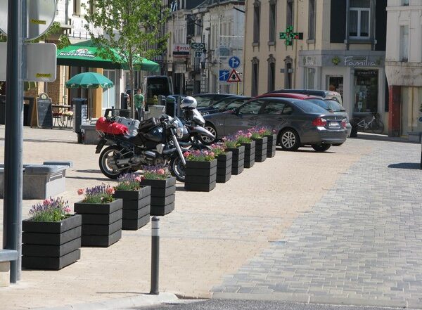 openbare ruimte bloembak van gerecycled kunststof materiaal zwart